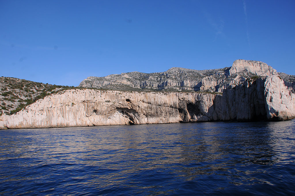 Morgiou, calanque de la Triperie à gauche grotte Cosquer à -36 m